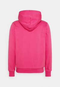 Fleece hoodie i lys rosa med dragsko i huva, ribbade ärmslut och nederkant. Slät yta på baksidan med en minimalistisk design.