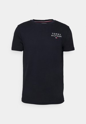 Čierne bavlnené tričko s krátkymi rukávmi, okrúhlym výstrihom a bielym logom "TOMMY HILFIGER" na ľavej strane hrude s akcentovými farbami.