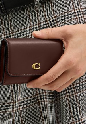 COACH, ESSENTIAL FLAP CARD CASE - Novčanik - b maple