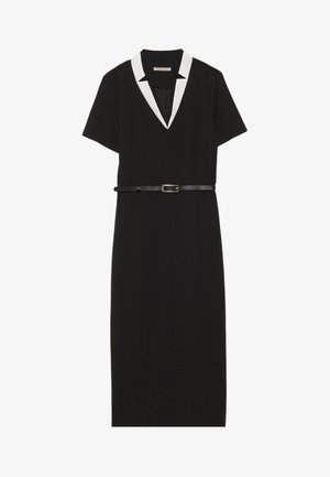 Svart kortermet kjole med hvit krage og en tettsittende silhuett, innstrammet i livet med et svart belte. Glatt tekstur, kne-lengde.