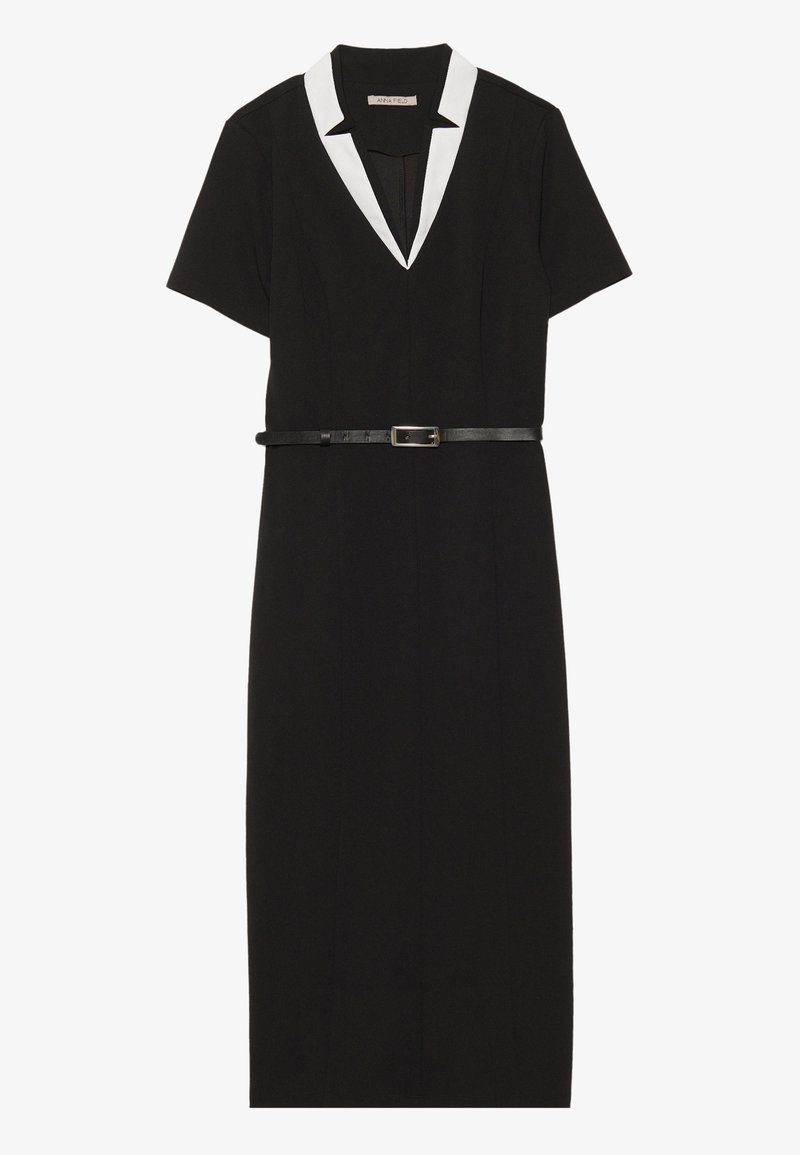 Abito nero a maniche corte con colletto bianco e siluetta aderente, stretto in vita da una cintura nera. Tessuto liscio, lunghezza al ginocchio.