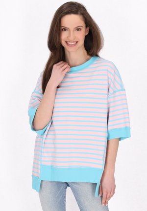 T-shirt oversize a righe in rosa e azzurro chiaro, con scollatura rotonda e maniche corte, dotata di spacchi laterali all'orlo.