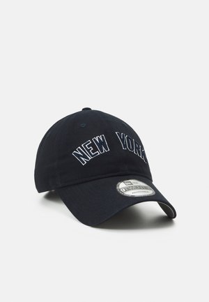 Navyblaue Baseballmütze mit gesticktem "NEW YORK"-Text in Weiß. Baumwollmaterial mit einem gebogenen Schild und verstellbarem Riemen hinten.