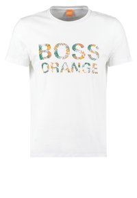 Bílý bavlněný tričko s nápisem "BOSS ORANGE" ve květinových vzorech s zelenými, oranžovými a žlutými akcenty. S designem kulatého výstřihu.
