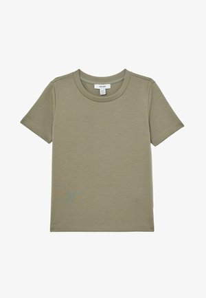 Prosty oliwkowozielony bawełniany T-shirt z krótkim rękawem, okrągłym dekoltem i widoczną metką marki wewnątrz kołnierza na białym tle.