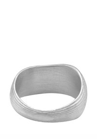 Sølvring med et glatt, avrundet design, som har subtile teksturerte spor langs ytterkanten og en polert overflate.