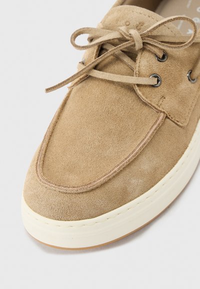 Καφέ ανοιχτό καστόρι casual παπούτσι με στρογγυλεμένη μύτη, λευκή καουτσούκ σόλα και δεμένα κορδόνια, απεικονιζόμενο από πάνω.