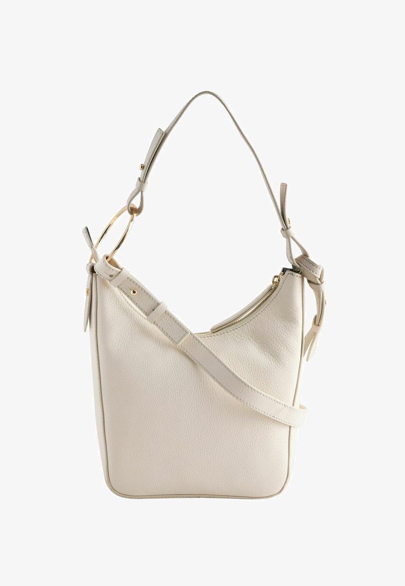 Sac bandoulière en cuir couleur crème avec sangle réglable, détail anneau doré et fermeture éclair sur le dessus.