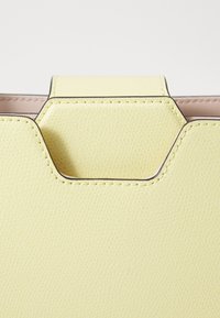 Thumbnail Image 4