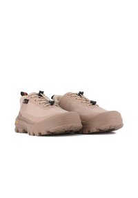 Chaussures de randonnée beige clair avec un dessus texturé, un embout renforcé et une semelle en caoutchouc dotée de profondes empreintes. Lacets réglables et tirette inclus.