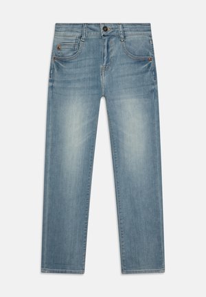 Jeans en denim bleu clair avec une coupe droite, poches avant avec rivets, passants de ceinture et détails délavés sur les cuisses.