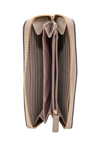 Portafoglio grigio con cerniera aperto per mostrare molteplici fessure per carte, una tasca centrale con zip per monete e due scomparti aperti.