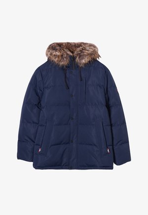 Giacca imbottita blu navy con cappuccio in pelliccia sintetica, dotata di chiusura con zip, bottoni a pressione, tasche laterali e texture trapuntata.