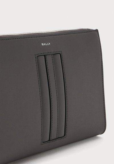 Borsa a mano in nylon grigia con chiusura a zip, caratterizzata da strisce verticali in rilievo e un dettaglio con logo. Texture liscia con leggera lucentezza.