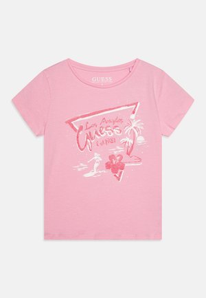 Różowa koszula z krótkim rękawem z logo Los Angeles Guess, palmą, surferem i grafiką kwiatu hibiskusa na środku z przodu.