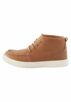 Brune læder mid-top sneakers med hvid gummisål, rund tå, snørebåndsdesign og baghåndtag for nem påtagning.