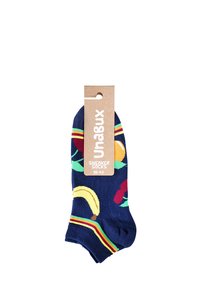Mørkeblå sneakersokker med et farverigt frugt mønster, inklusive bananer og kirsebær, og med en flerfarvet stribe langs bunden.