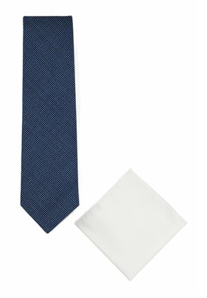 Blau strukturierte Krawatte und ordentlich gefaltetes weißes Einstecktuch auf weißem Hintergrund präsentiert.