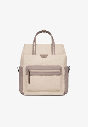 Beige stoffen rugzak met dubbele handvatten bovenaan. Bevat een voorvak met rits, beige en taupe kleurvlakken en metalen accenten op het handvat.