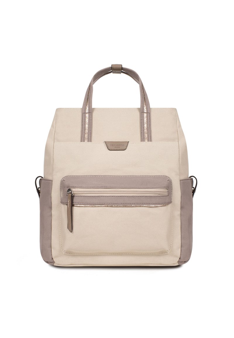 Beige stoffen rugzak met dubbele handvatten bovenaan. Bevat een voorvak met rits, beige en taupe kleurvlakken en metalen accenten op het handvat.