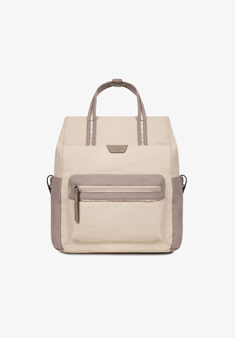 Zaino in tessuto beige con duplice manico superiore. Presenta una tasca frontale con zip, blocchi di colore beige e taupe, e dettagli metallici sui manici.