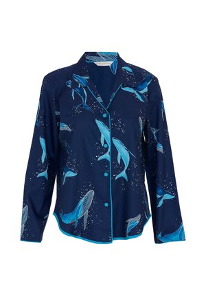 Marine blauwe overhem shirt met een walvissenpatroon in blauw en wit. Zachte stof met lange mouwen en contrasterende turkooise afwerking op de kraag en cuffs.