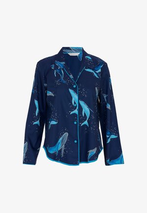 Camicia blu navy con bottoni, decorata con un motivo di balene in blu e bianco. Tessuto morbido con maniche lunghe e rifiniture a contrasto in turchese su colletto e polsini.
