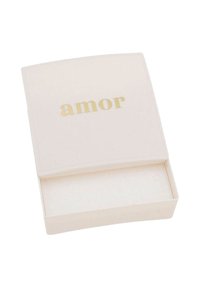 Weißer rechteckiger Kasten mit einem gewölbten Deckel, auf dem das Wort "amor" in Gold prangt. Das Innere ist mit einem hellen Stoff ausgekleidet.