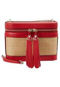 Czerwona torba na ramię z syntetycznej skóry z panelami przypominającymi plecionkę ze słomy, podwójnymi zamkami błyskawicznymi, sercowymi ozdobami i dwoma czerwonymi frędzlami.