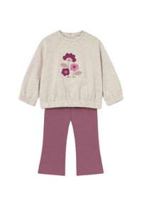 Pullover grigio chiaro con ricami floreali in rosa e viola. Abbinato a leggings larghi di colore bordeaux. Tessuto morbido in misto cotone.