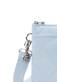 Borsa in patent azzurro chiaro trapuntata con hardware argento, dotata di un ciondolo a forma di robot e una morbida tracolla in tessuto. Design compatto e texture lucida.