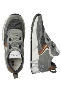 Graue Sneakers aus Wildleder und Nylon, mit einer schwarz-weißen Sohle, braunen Akzenten, strukturierten Paneelen und einem Logo an der Seite.