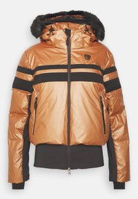 Φουσκωτό μπουφάν σε μεταλλικό καφέ χρώμα με μαύρες λεπτομέρειες. Διαθέτει κουκούλα με επένδυση από γούνινο ύφασμα, τσέπες με φερμουάρ και στενή μαύρη κάτω άκρη.