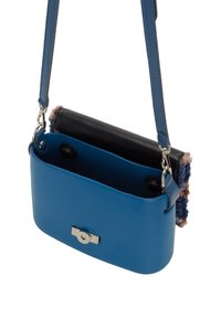 Blå lädercrossbody-väska med svart inredning, silverfärgad hårdvara och en texturerad kant. Har ett överlappande lock och justerbar rem.