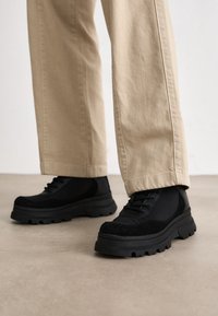 FOSTER - Botas de tornozelo com plataforma - black