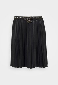 Falda negra de imitación cuero con plisados y detalles de encaje, adornada con un cinturón decorativo que presenta tachuelas y un lazo en la cintura.