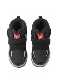 Scarpe nere alte in tessuto testurizzato, con cinturini in Velcro e una suola grigia. Presentano un logo rosso sulla linguetta e dettagli bianchi.