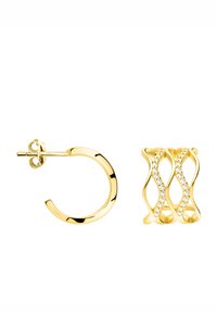 Guldörhänge med en slät finish, tillsammans med en texturerad design med kurvor och klara stenar inlagda i ett vågigt mönster.