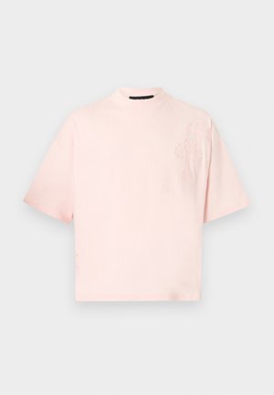 Hele roosa lühikeste varrukatega särk kõrge ümara kaelusega ja peene toonitoonilise lillemustriga vasaku rindkere ülaosas.