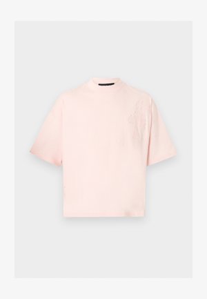 Hele roosa lühikeste varrukatega särk kõrge ümara kaelusega ja peene toonitoonilise lillemustriga vasaku rindkere ülaosas.