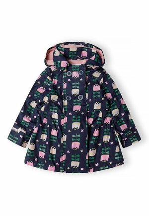 Imperméable marine avec un motif floral présentant des tulipes roses et des feuilles vertes. Il dispose d'une capuche, de deux boutons et d'un design de jupe froncée.