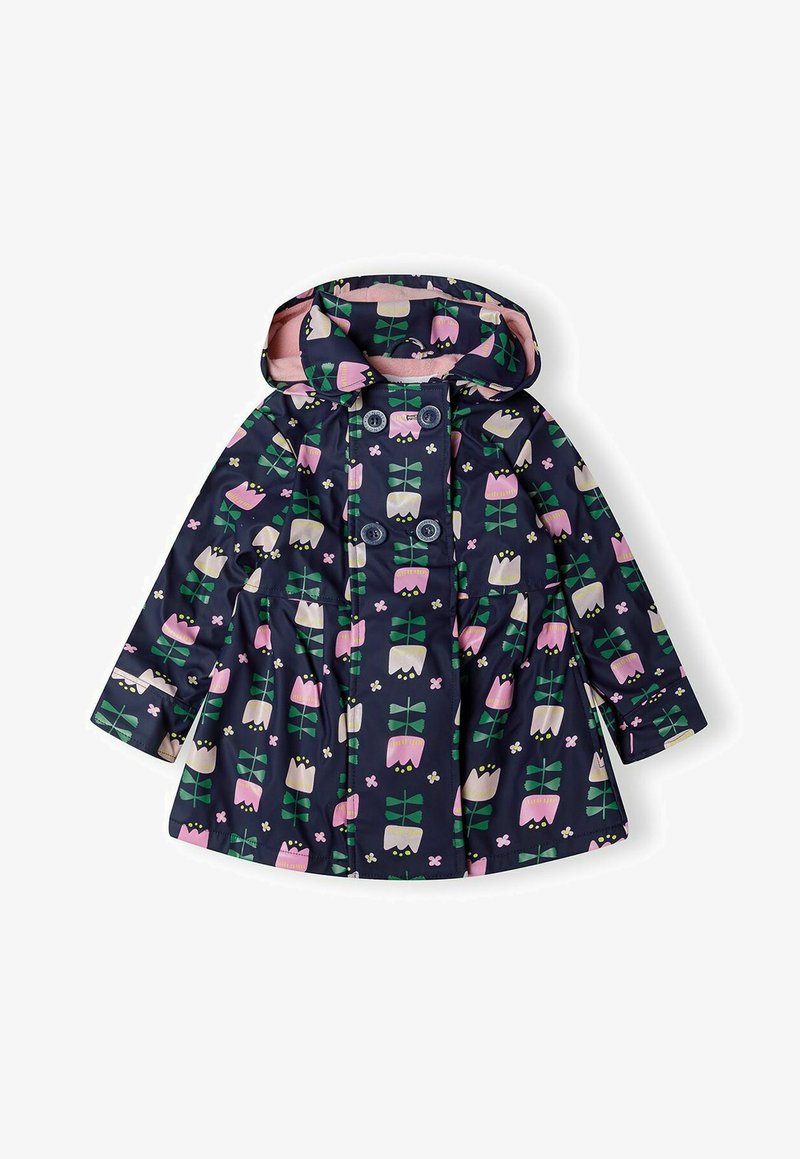 Nepralasojams mētelis tumši zilā krāsā ar ziedu rakstu, kurā ir rozā tulpes un zaļas lapas. Tam ir cepure, divi pogas un savākta svārku dizains.