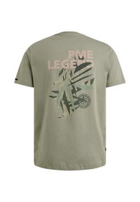 Olivegrünes Baumwoll-T-Shirt mit einem großen abstrakten Blattdesign in verschiedenen Grüntönen, mit dem Aufdruck "PME LEGEND" in Pink auf der Rückseite.