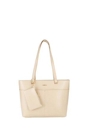 Sac cabas en cuir beige avec deux bretelles et une pochette zippée amovible assortie, fixée par une petite chaîne dorée.