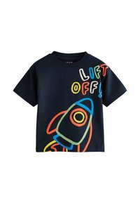 Tricou din bumbac bleumarin, cu un grafic mare și multicolor al unei rachete, pe care scrie "LIFT OFF!" în fonturi jucăușe pe față. Mâneci scurte.