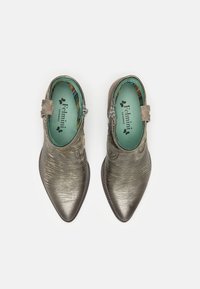 Brązowe skórzane botki do kostki z wydłużonym noskiem, teksturowaną powierzchnią i dekoracyjnym zamkiem błyskawicznym. Posiadają zieloną wkładkę z kolorowym wykończeniem.