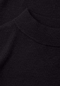 Černý pletený svetr s ribbed límcem a hladkou texturou, klasického střihu a minimálním zdobením. Hladký vzhled látky.