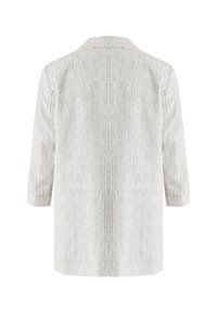 Jasnoszara marynarka w paski z wyłogowym kołnierzem, rękawami o długości trzech kwart, o prostym kroju. Wykonana z teksturowanej tkaniny z delikatnymi detalami.