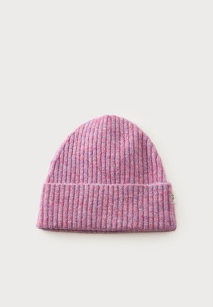 Bonnet tricoté chiné rose et violet avec bord replié et texture côtelée sur un fond clair uni.