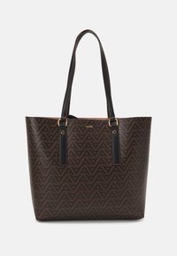 Brązowa torba tote w wzory z czarnymi skórzanymi uchwytami i złotymi akcentami. Design prezentuje geometryczny motyw na fakturowanej powierzchni.